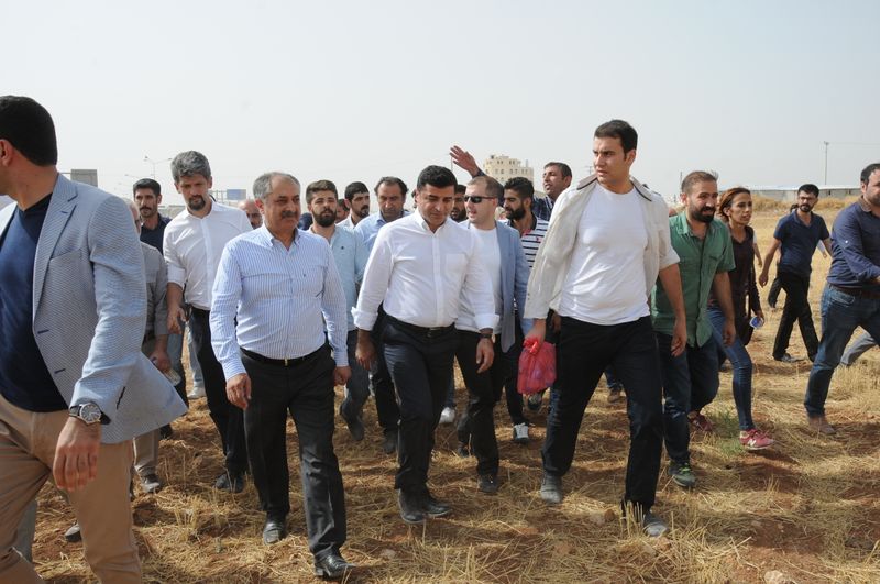 ملف:HDP supporters marching to Cizre, 2015 (2).jpg