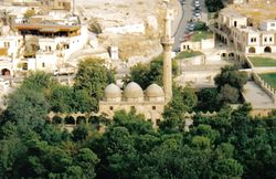المسجد المبني على الموقع، حسب القصص القرآني، الذي وُلِد فيه ابراهيم.