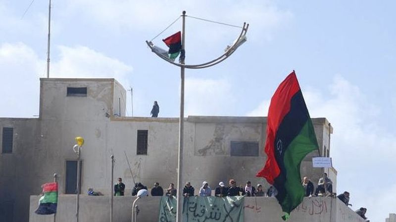 ملف:المحتجون يسيطرون على بنغازي 21 فبراير 2011.JPG