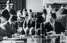 مصطفى النحاس أثناء توقيعه على معاهدة 1936، وبجانبه وزير الخارجية البريطاني أنتوني إيدن، الذي وقعها ممثلاً للمملكة المتحدة.