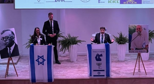 بتسلئيل سموتريتش، وزير المالية الإسرائيلي، يلقي كلمة وأمامه خريطة لـ "أرض اسرائيل الكبرى" التي تضم الأردن وفلسطين (باريس، 19 مارس 2023)