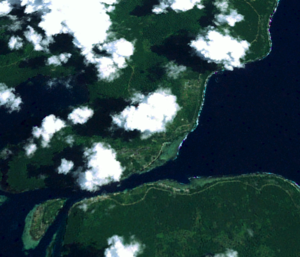 بلدة بوكا، مع جزيرة سوهانو (أسفل اليسار) و مطار بوكا