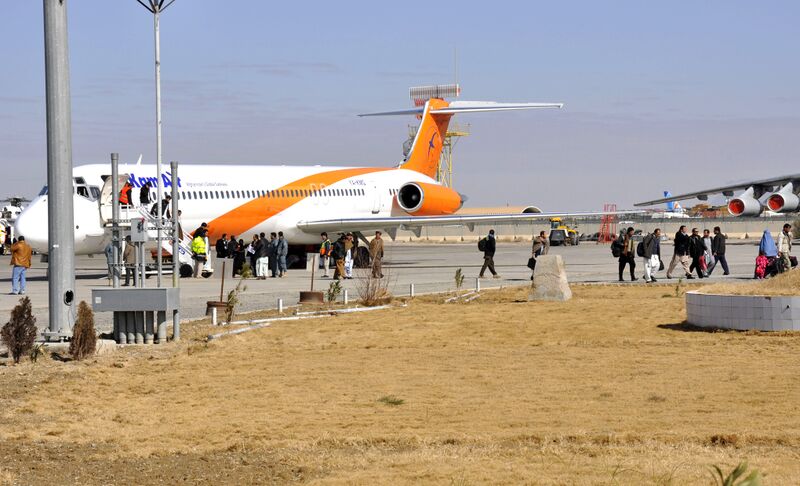 ملف:Kam Air at Kandahar International Airport in 2012.jpg