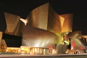 قاعة والت ديزني للكونشرتو - تصميم المعماري الأمريكي فرانك گيري، لوس أنجلس، الولايات المتحدة.