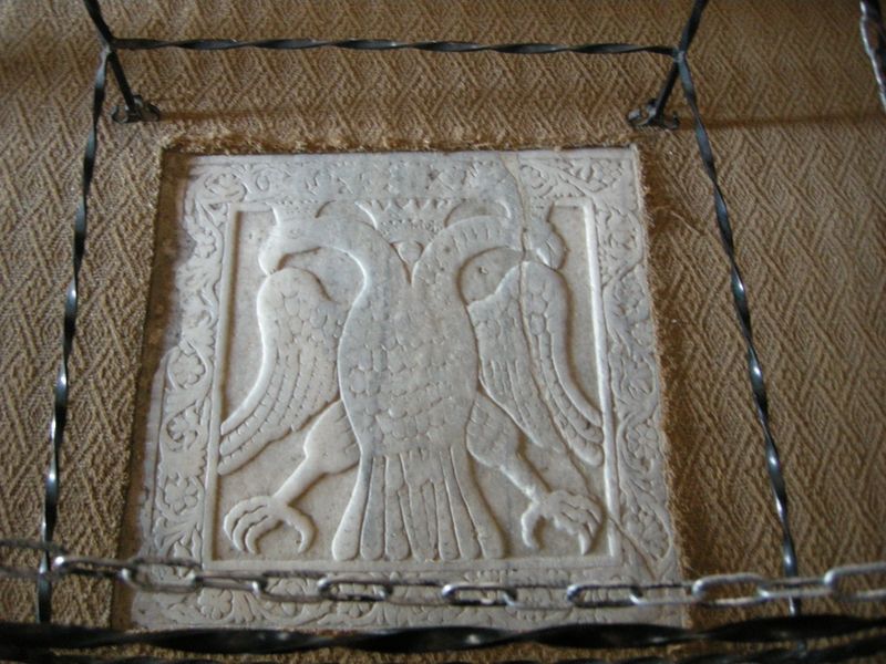 ملف:Metropolis of Mystras, inside, imperial eagle.JPG