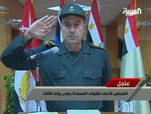 المتحدث الرسمي باسم الجيش يؤدي التحية العسكرية لشهداء الثورة المصرية 11 فبراير 2011.