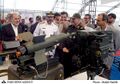 وزير الدفاع الإيراني السابق علي شمخاني، وهو يتفقد معدات عسكرية إيرانية بما في ذلك صاروخ رعد المضاد للدبابات