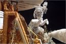 رواد الفضاء يعملون على إصلاح العطل في المرصد الفضائي هابل.