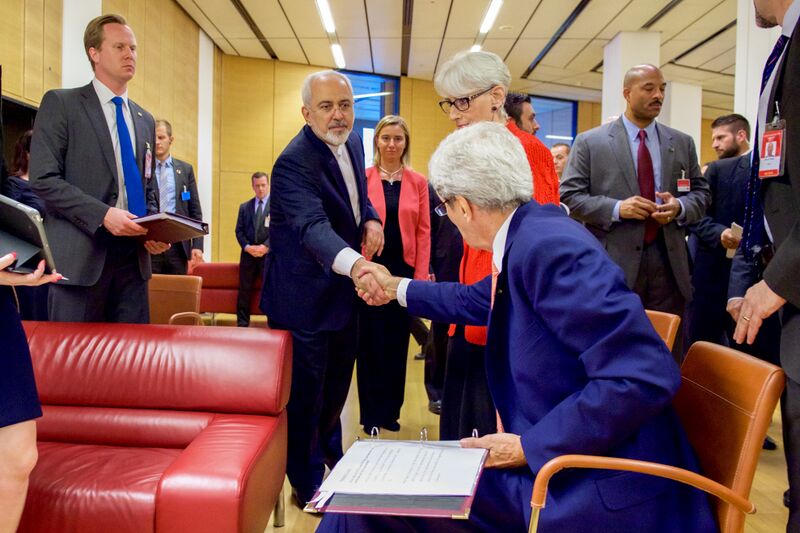 ملف:Secretary Kerry shakes hands with minister Zarif.jpg