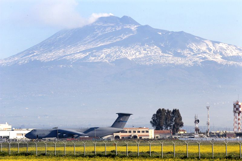 ملف:US Navy 030325-N-9693M-001 Sicily's volcano, Mt. Etna, is the backdrop for a U.S. Air Force C-5 and the air terminal of Naval Air Station (NAS) Sigonella.jpg