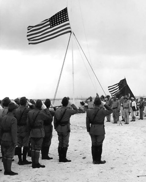 ملف:Wake island 1945 surrender.jpg