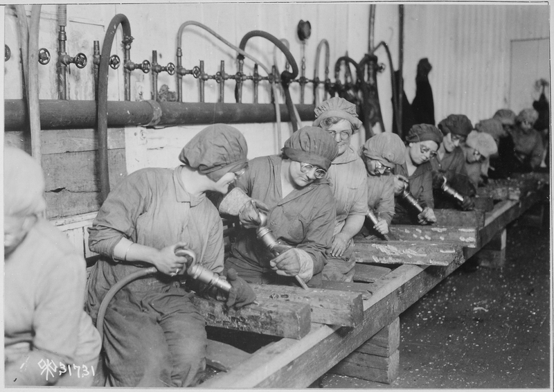 ملف:Women workers in ordnance shops, Midvale Steel and Ordnance Company, Nicetown, Pennsylvania. Hand chipping with pneumati - NARA - 530774.tif