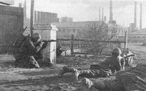 جنود إيطاليون يخضوع حرب الشوارع في ستالينو، أكتوبر 1941.