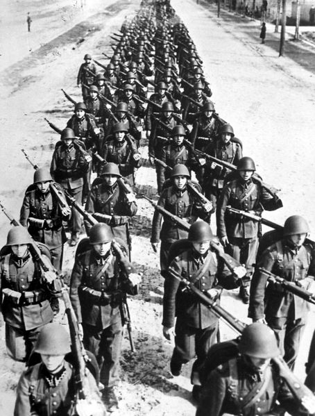 ملف:Polish infantry marching -2 1939.jpg