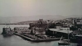مرفأ بيروت في 1884 قبل توسعته ليضم قلعة البحر البادية في الخلفية. المصدر: mwnf_org