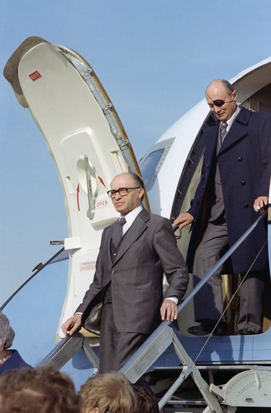 ملف:Menachem Begin and Moshe Dayan exits from an aircraft.JPEG