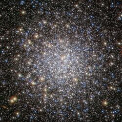 Messier 5 Hubble WikiSky.jpg