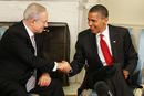 الرئيس الأمريكي بارااك اوباما يصافح رئيس الوزراء الإسرائيلي بنيامين نيتانياهو أثناء زيارة الأخير للبيت الأبيض في 6 يوليو، 2010.