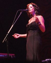 سارة مكلوكلين تؤدي الغناء في حفل بمركز "جون لابات" بمدينة لندن بمقاطعة أونتاريو الكندية في اطار جولة Afterglow