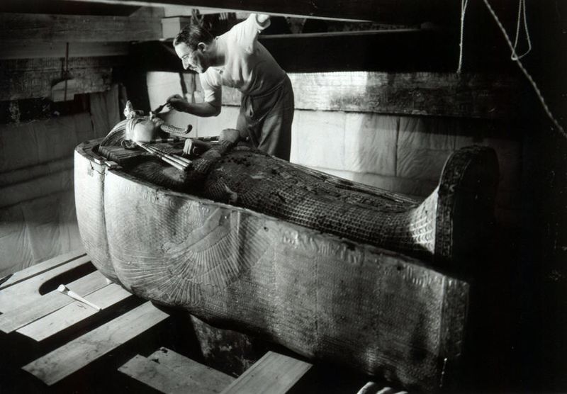 ملف:Howard Carter in the King Tutankhamen's tomb.jpg