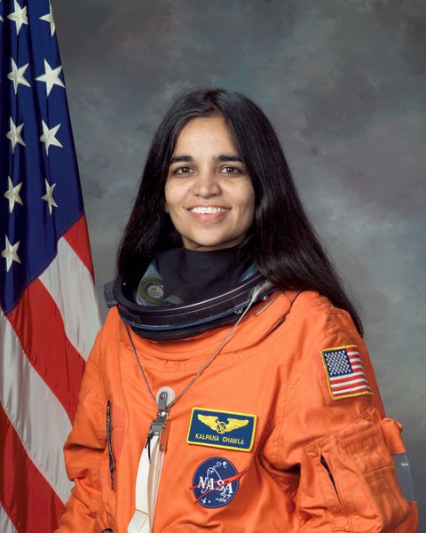 ملف:Kalpana Chawla, NASA photo portrait in orange suit.jpg
