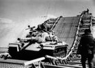 دبابات إسرائيلية تعبر قناة السويس، 19 أكتوبر 1973.