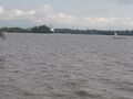 منظر لنهر ووري مع سفينة نقل في المنطقة الساحلية بالكاميرون.
