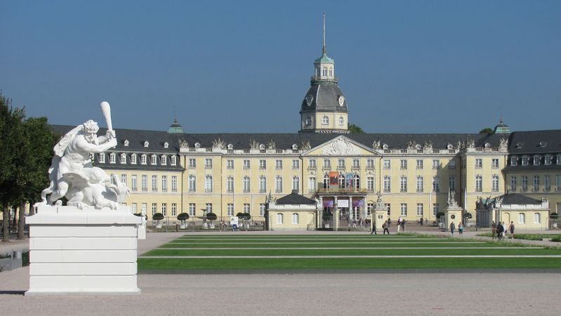 ملف:Schloss Karlsruhe 2011.jpg