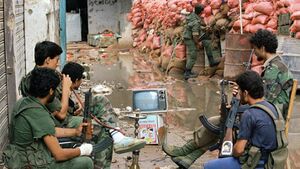 مقاتلون تابعون لحركة أمل يشاهدون التلفاز (الثمانينيات)