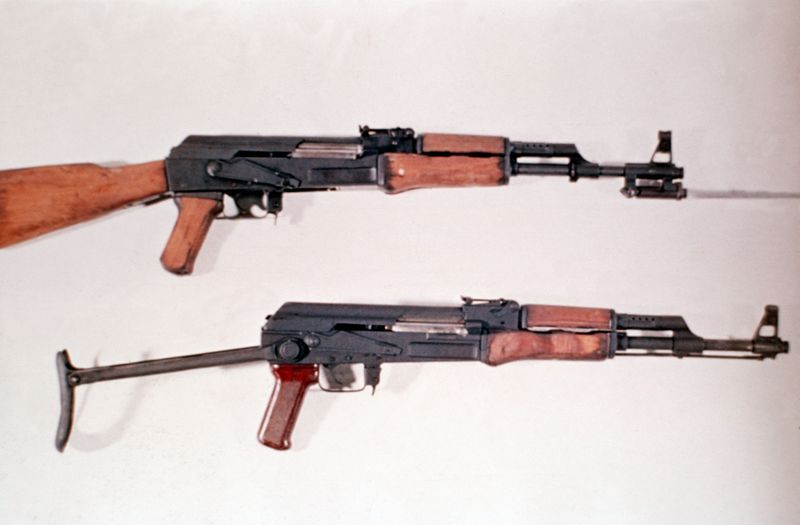 ملف:AK-47 and Type 56 DD-ST-85-01269.jpg