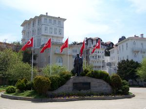 تمثال أتاتورك في Büyükada، أكبر جزر الأمراء في بحر مرمرة، إلى الجنوب الشرقي من اسطنبول.