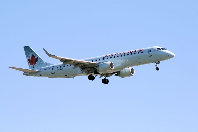ملف:Air-Canada-Embraer-190-YVR.jpg