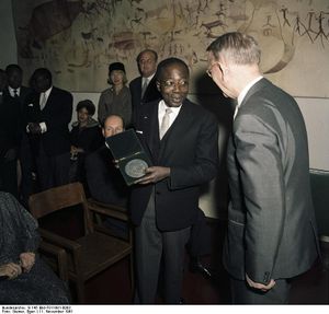 Bundesarchiv B 145 Bild-F011981-0003, Frankfurt-Main, Staatspräsident von Senegal.jpg