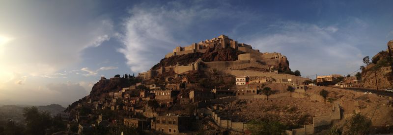 ملف:The castle above Taiz (8683935588).jpg