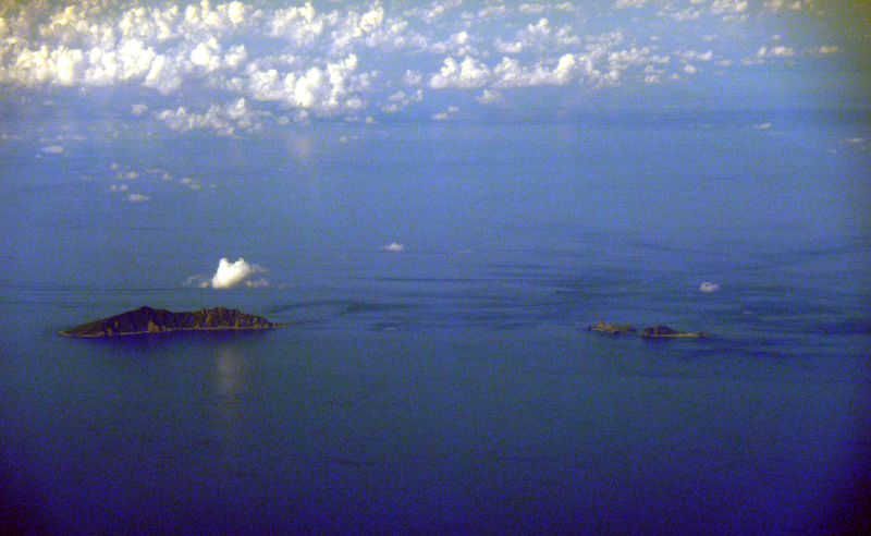 ملف:20100915Senkaku Islands Uotsuri Jima Kita Kojima Minami Kojima.jpg
