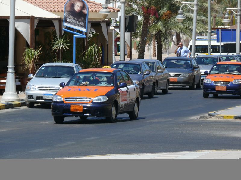 ملف:Hurghada taxis.JPG