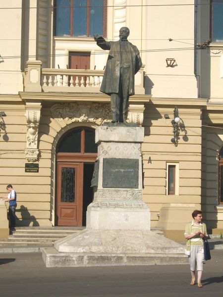 ملف:Statuia lui Mihail Kogălniceanu din Iaşi2.jpg