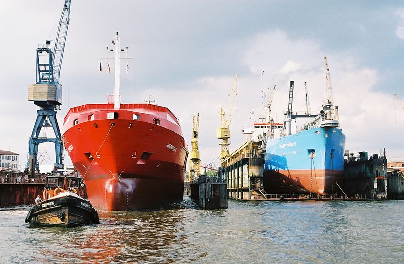ملف:Two Ships-Hamburg.jpg