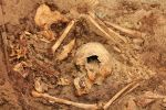 هيكل عظمية عثر عليها في مقبرة بپيرو، عمرها 1200 سنة، 28 يونيو 2013