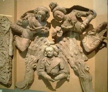 "الإيماءة البطولية لبوذا"، مثال على فن التراكوتا اليوناني البوذي في القرن السابع (كان السكان المحليين بوذيين)، من تومشوق، شين‌جيانگ.
