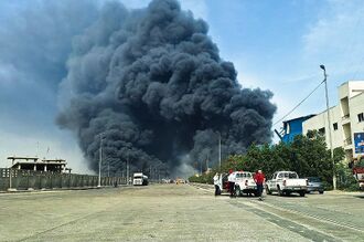 Smoke billowing from Shahid Rajaee port explosion, 26 April 2025.jpg