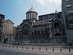 مدرسة جيترونجان الأرمينية الثانوية تتقدمها كنيسة أرمنية.