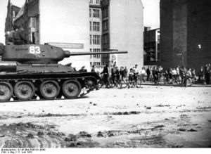 Bundesarchiv B 145 Bild-F005191-0040, Berlin, Aufstand, sowjetischer Panzer.jpg