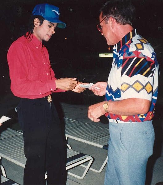ملف:Michael Jackson gives autographCropped.jpg