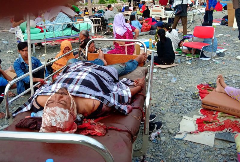 ملف:Survivors rest on beds outside a Palu hospital on September 29.jpg