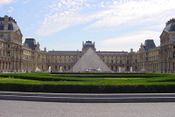 Louvre Pyramid and museum in باريس
