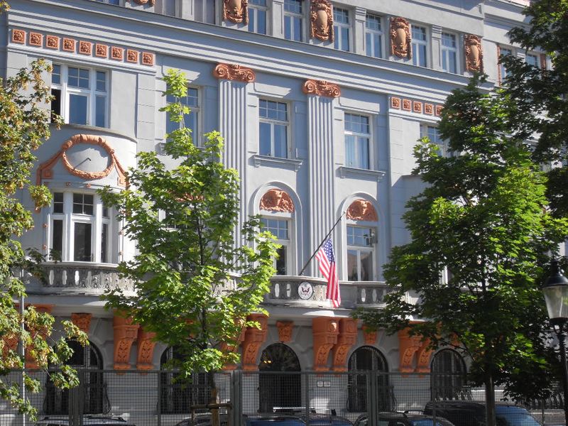 ملف:US embassy in Bratislava.jpg