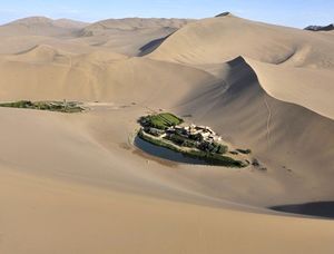 ينبوع الهلال تحيط به الكثبان الرملية بالقرب من جبل مينگ‌شا، مقاطعة گان‌سو، الصين.