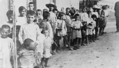 أطفال لاجئون أرمن بالقرب من أثينا، 1923، بعد تبادل السكان بين اليونان وتركيا