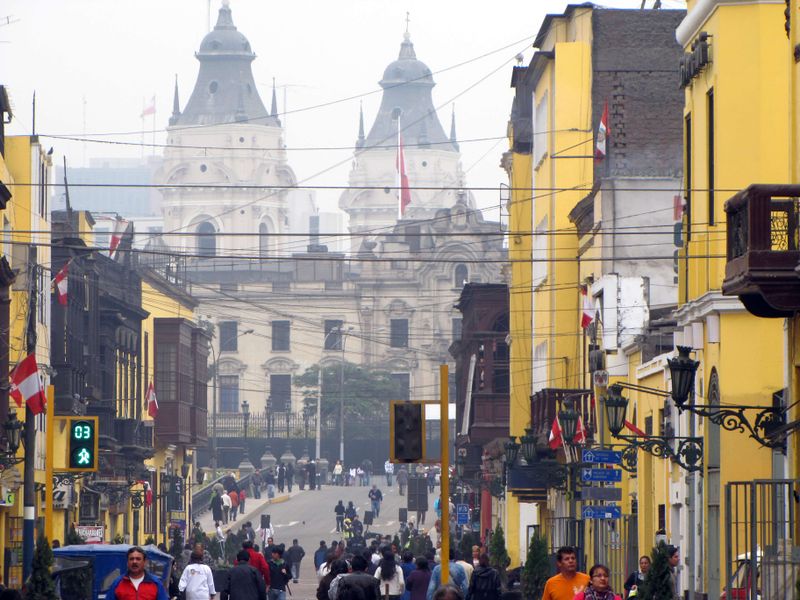 ملف:Lima, presidential palace and cathedral (6092156518).jpg